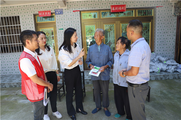 2023-8-31 貴州環(huán)交所黨支部、壩上村黨支部、貴陽產(chǎn)控集團(tuán)金融務(wù)鏈上企業(yè)黨支部聯(lián)合開展主題黨日活動6.jpg